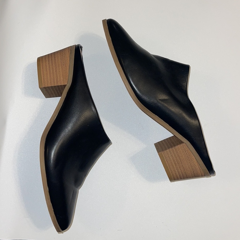 Universal Thread black mules size 8.5